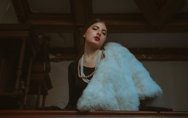 Comment sublimer vos bijoux en émail avec élégance sans trop de couleurs ?